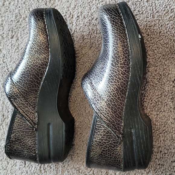 Dansko metallic elephant print non-slip clogs sz 38 US 7 - Picture 4 of 7